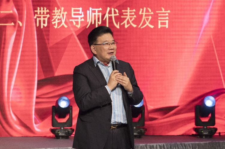 导师代表曹可凡老师发言